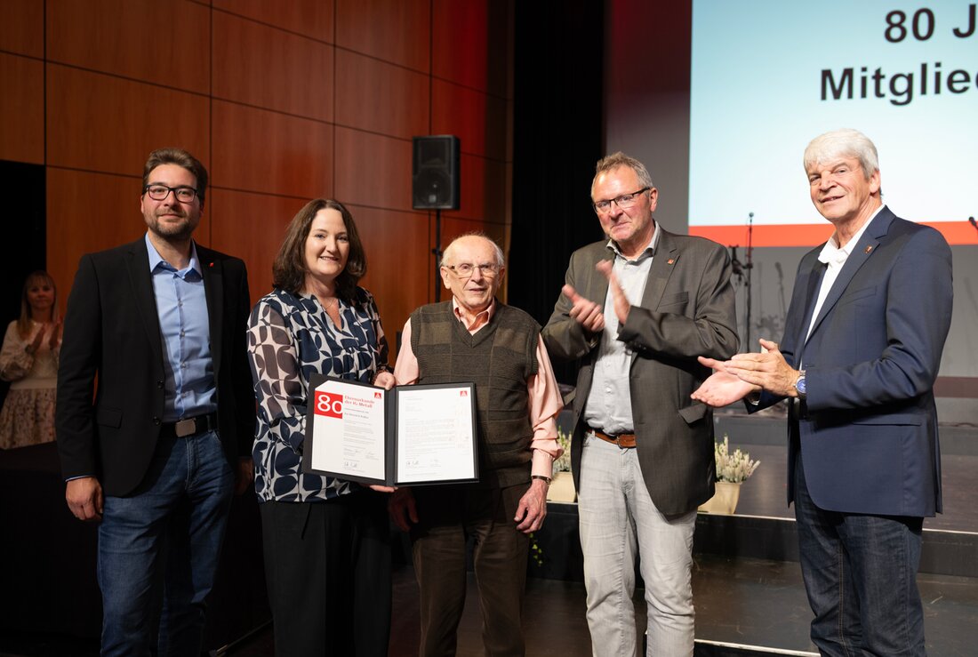 Amberg. Im Amberger Congress Centrum hat die IG Metall Amberg am 11. Oktober 2026 433 treue Mitglieder für 25 bis 80 Jahre geehrt – gemeinsam stehen sie für 17.190 Jahre gelebte Solidarität. Ein starkes Zeichen des Zusammenhalts.