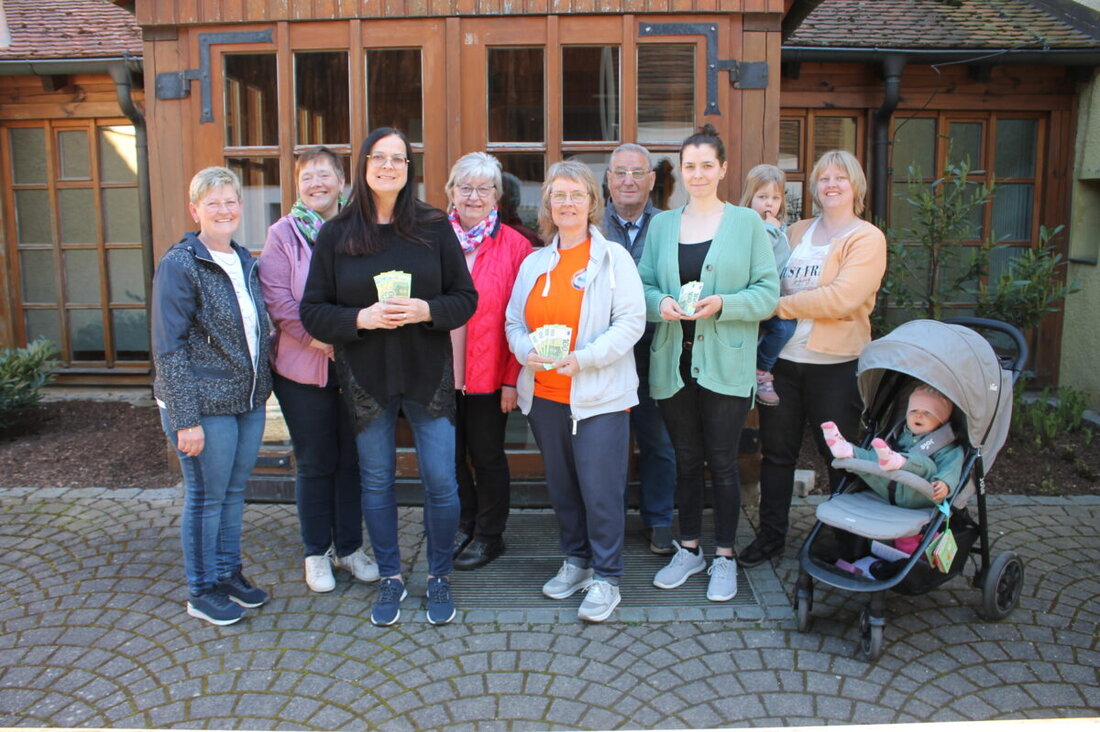 Burkhardsreuth. Der Katholische Frauenbund Burkhardsreuth spendete aus Palmschmuck und Fastensuppe insgesamt 1.000 Euro. Je 400 Euro gingen an GeHiH und die Pfarrgemeinde, 200 Euro an die neue Krabbelgruppe in Trabitz.