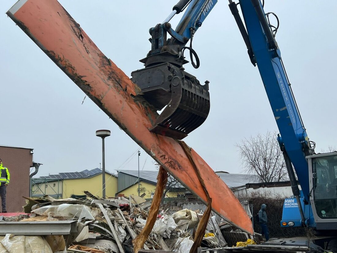 Weiden/Wernberg. Eine zweite illegale Müll-Deponie in Tschechien ist beseitigt. Der Abfall soll von der deutschen Firma Roth International stammen, deren Geschäftsführer in Untersuchungshaft sitzt. Nach Abschluss der Ermittlungen prüft die Staatsanwaltschaft nun eine mögliche Anklage.