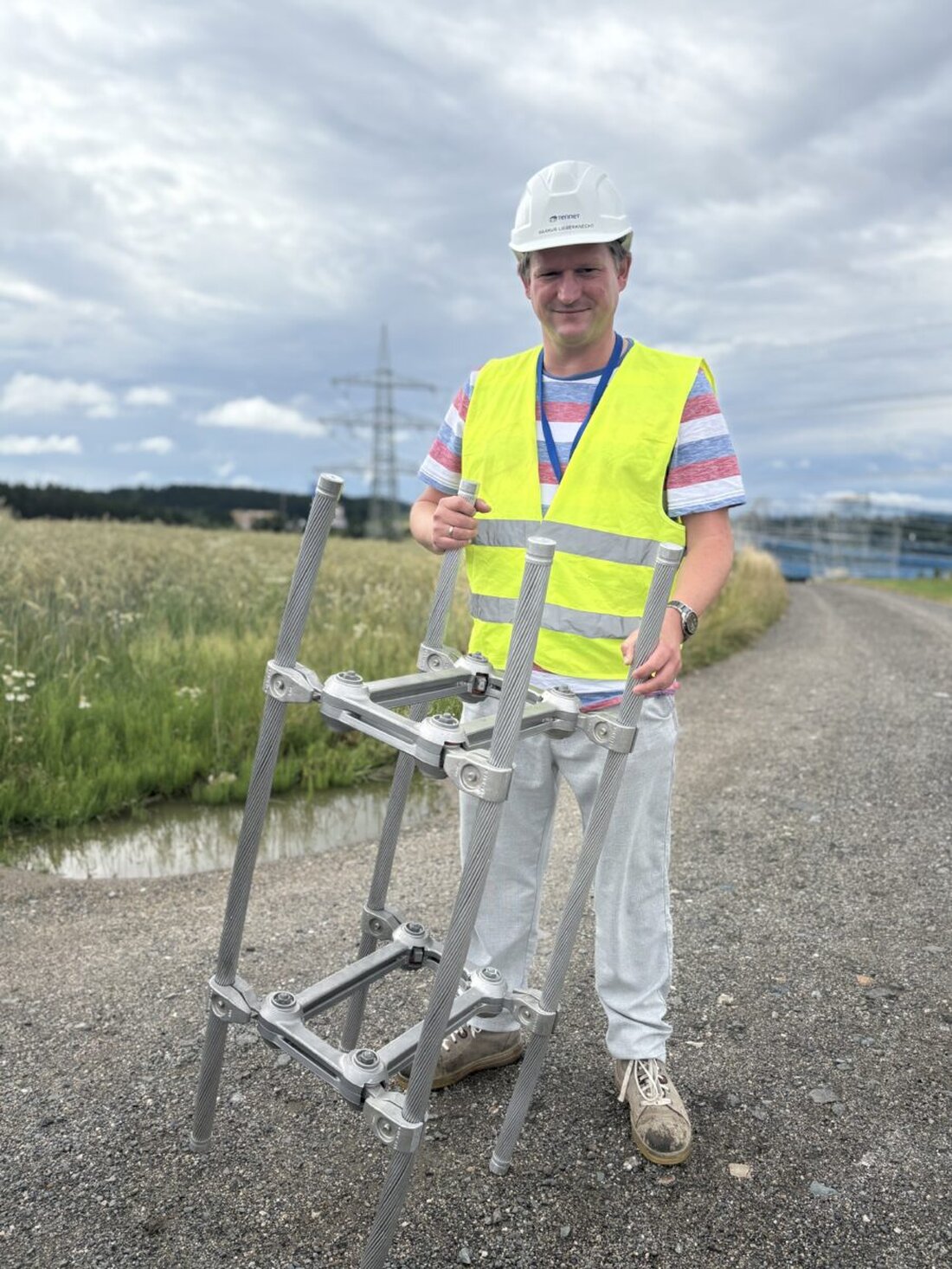 Windischeschenbach/Marktredwitz. Jeder Autofahrer kennt die spektakulären Strommasten an der A93 bei Windischeschenbach. Sie gehören zum neuen Ostbayernring. In wenigen Tagen fließt Strom durch die noch glänzenden Leitungen. Zur symbolischen Inbetriebnahme kommen am 14. Juli 2026 Ministerpräsident Markus Söder und TenneT-Chef Tim Meyerjürgens nach Marktredwitz.