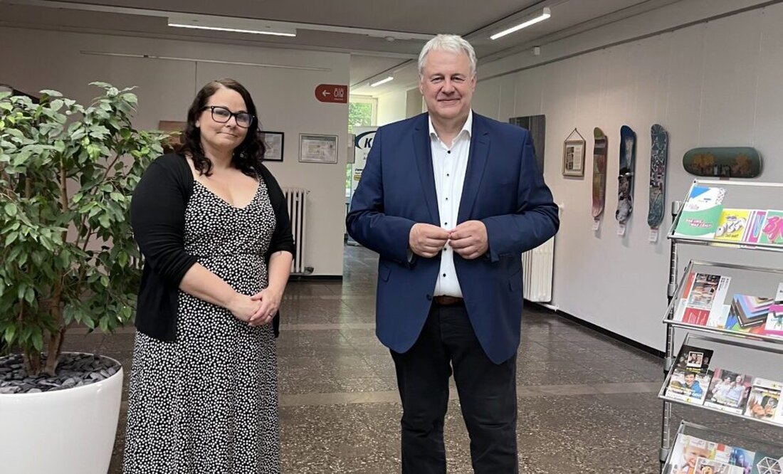 Amberg-Sulzbach. Landrat Richard Reisinger begrüßt die neue vhs-Leiterin Wiebke Behrbohm, die seit dem 1. Juni die Einrichtung leitet und sie innovativ mit starken Kulturbezügen weiterentwickeln will.