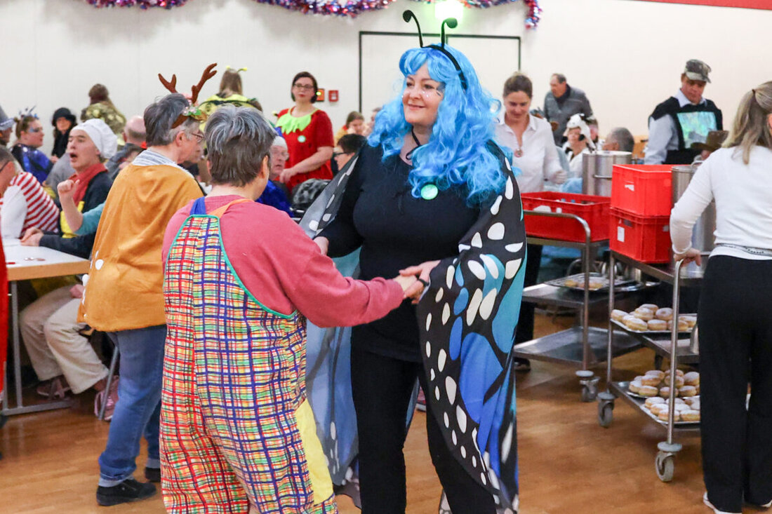 Nabburg. Die Nordgauhalle wurde am Sonntag zur inklusiven Faschingshochburg. 450 Gäste feierten den Dr. Loew-Faschingsball mit DJ Lui, Auftritten der Faschingsgesellschaft Stulln und einer Maskenprämierung.