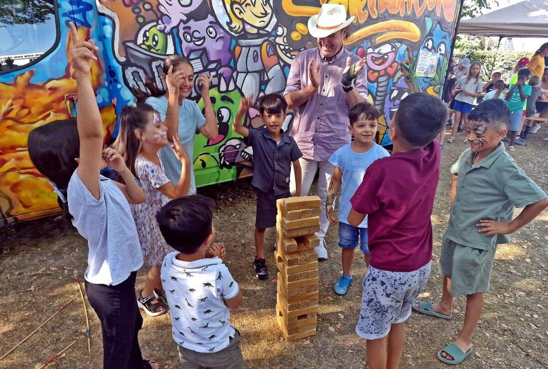Weiden. Beim achten Spielplatzfest der Siedlergemeinschaft Rehbühl verwandelte die Jugendgruppe den Spielplatz der Rehbühlschule in ein Abenteuerland mit Hüpfburg, Spielewagen und Spritzwand, zur Freude vieler Familien.
