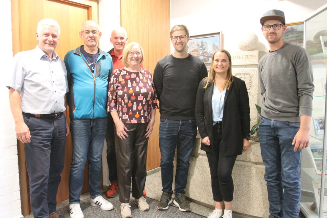 Floß. Der Marktgemeinderat vertagt die Zukunft der Häuser Marktplatz sechs und acht, obwohl es einen Interessenten gibt, und bremst das Projekt aus finanziellen Gründen vorerst aus. Zudem setzt der Rat neue Beauftragte ein.