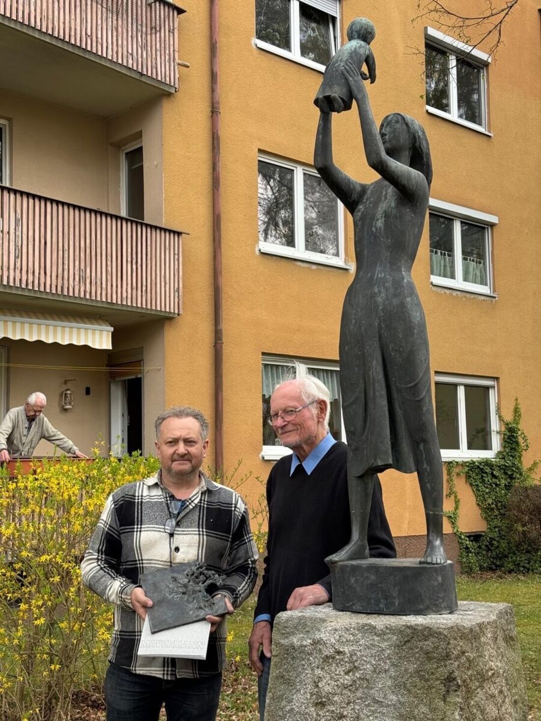 Weiden. Vor etwa zehn Jahren wurde in der Leimberger Straße die Bronzestatue "Mutter mit Kind" des Weidener Künstlers Günter Mauermann zerstört. Man geht davon aus, dass Diebe die Skulptur stehlen wollten, sie dann aber liegen ließen. Zurück blieben abgesägte Füße. Jetzt findet die Geschichte ein gutes Ende.