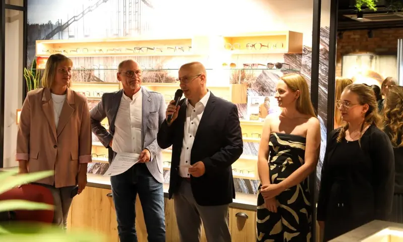 Begeisterte Gäste bei der Einweihung des neuen Geschäfts von Optik & Akustik Wagner