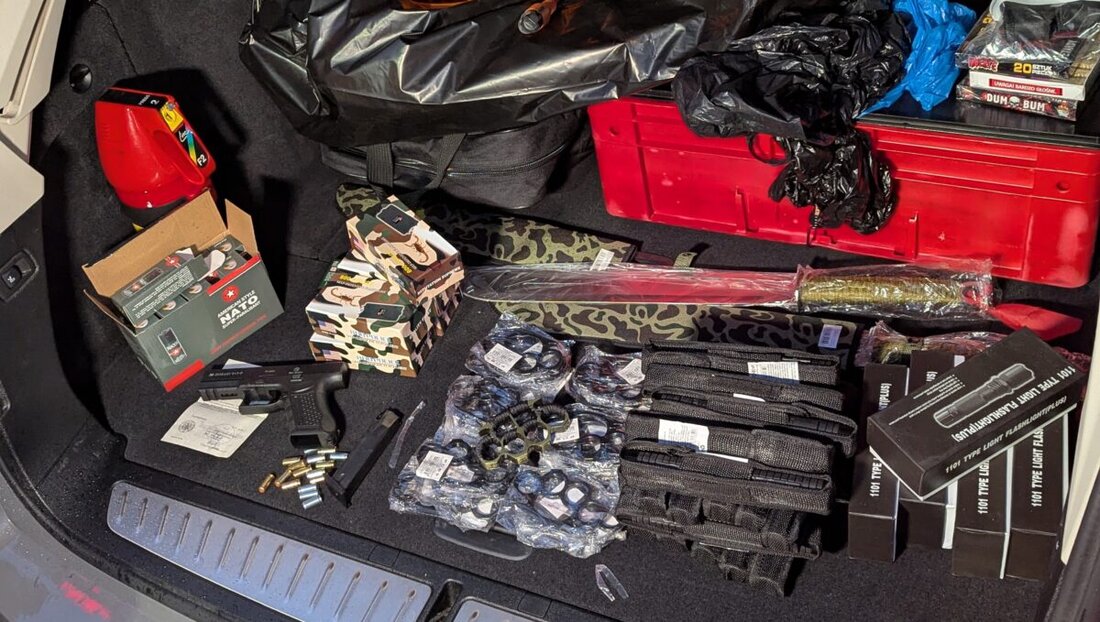 Waldsassen. Die Bundespolizei sicherte 63 verbotene Waffen in einem Auto bei Grenzkontrollen. Ein Mann (22) wollte diese als Weihnachtsgeschenke nutzen und muss nun mit Strafanzeige und der Suche nach neuen Geschenken rechnen.