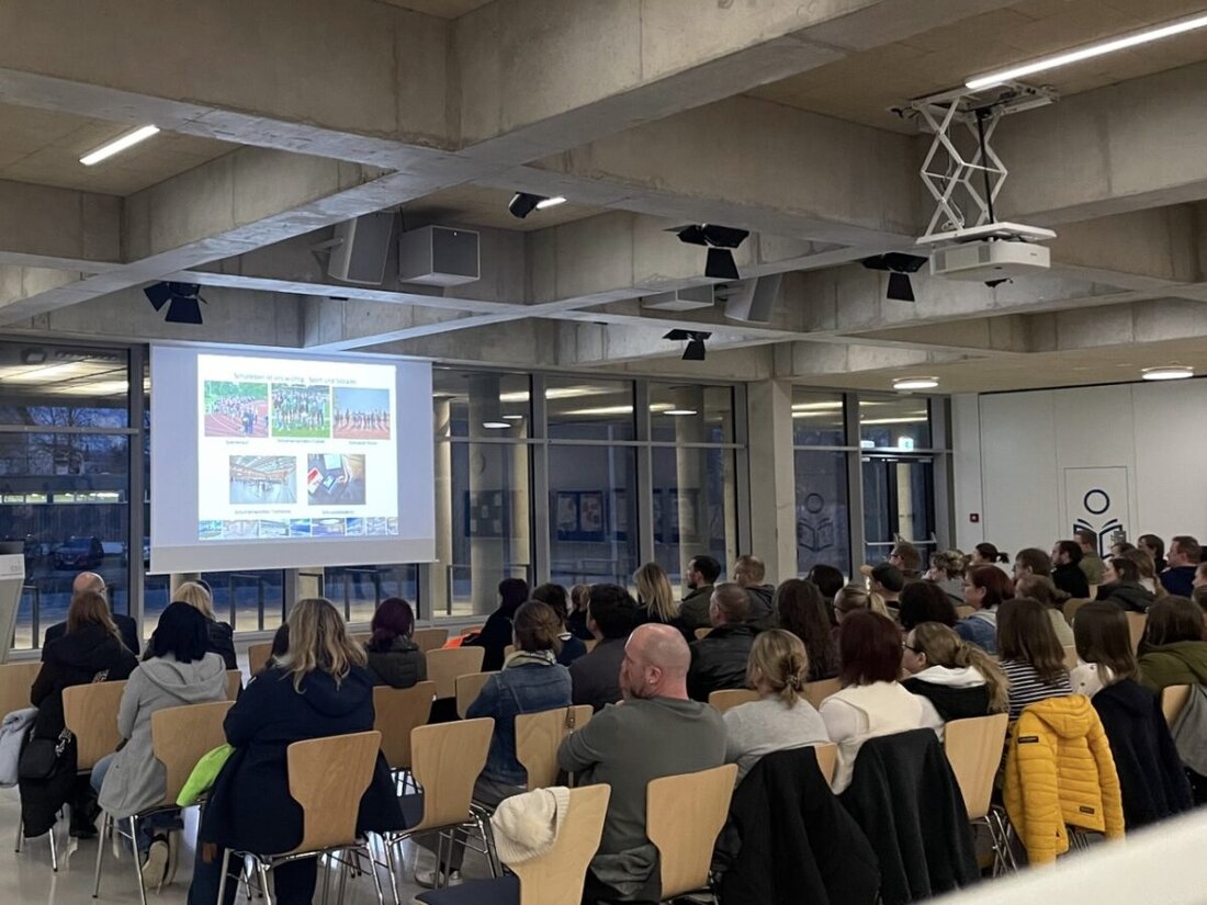 Kemnath. Beim Übertrittsabend der Realschule am Tor zur Oberpfalz informierten sich Eltern über Konzept und Angebote. Kinder erkundeten Fachräume, mikroskopierten, erlebten dreidimensionalen Druck und wurden kreativ.