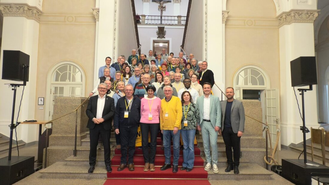 München. Eine Besuchergruppe aus den Landkreisen Schwandorf und Cham verfolgte im Bayerischen Landtag eine Debatte über Wege zu bezahlbarem Wohnen. Im Anschluss stellte sich Martin Scharf den Fragen der Gruppe.