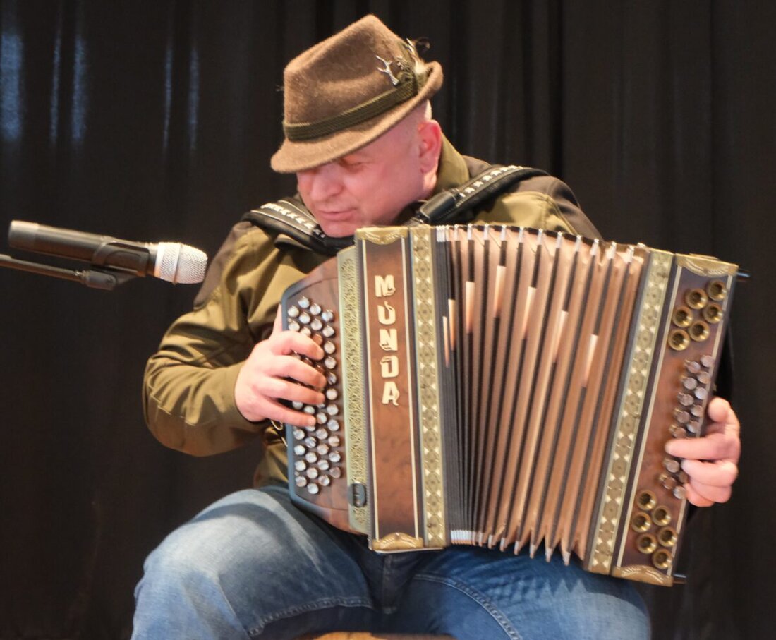 Floß. Mit Musik, Lied, Spiel und Tanz feierte der Oberpfälzer Waldverein einen Heimatnachmittag im Fred-Lehner-Saal. Der Auftakt ins 100-jährige Jubiläum begeisterte mit Blasmusik, Posaunenchor, Tanzbambinis und Volkstanz.