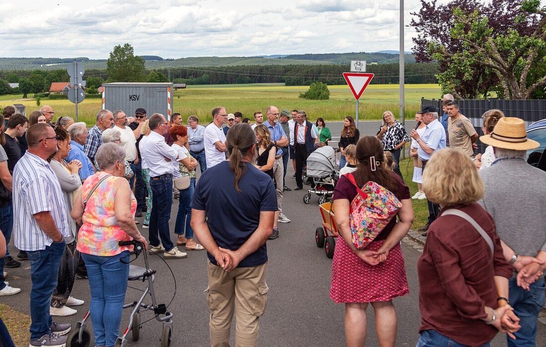 Neurunkenreuth. Vom Hirthaus zur Siedlung: Der Eschenbacher Ortsteil feierte sein 100-jähriges Bestehen mit Dorfrundgang, alten Fotos und Gartenfest, während Gerhard Götzl die wechselvolle Geschichte eindrucksvoll erzählte.