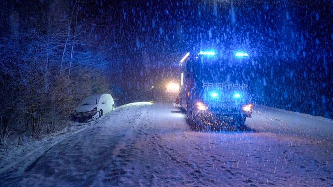 Forsthof. Am späten Sonntagabend kollidierten auf schneeglatter Straße zwei Autos frontal. 
