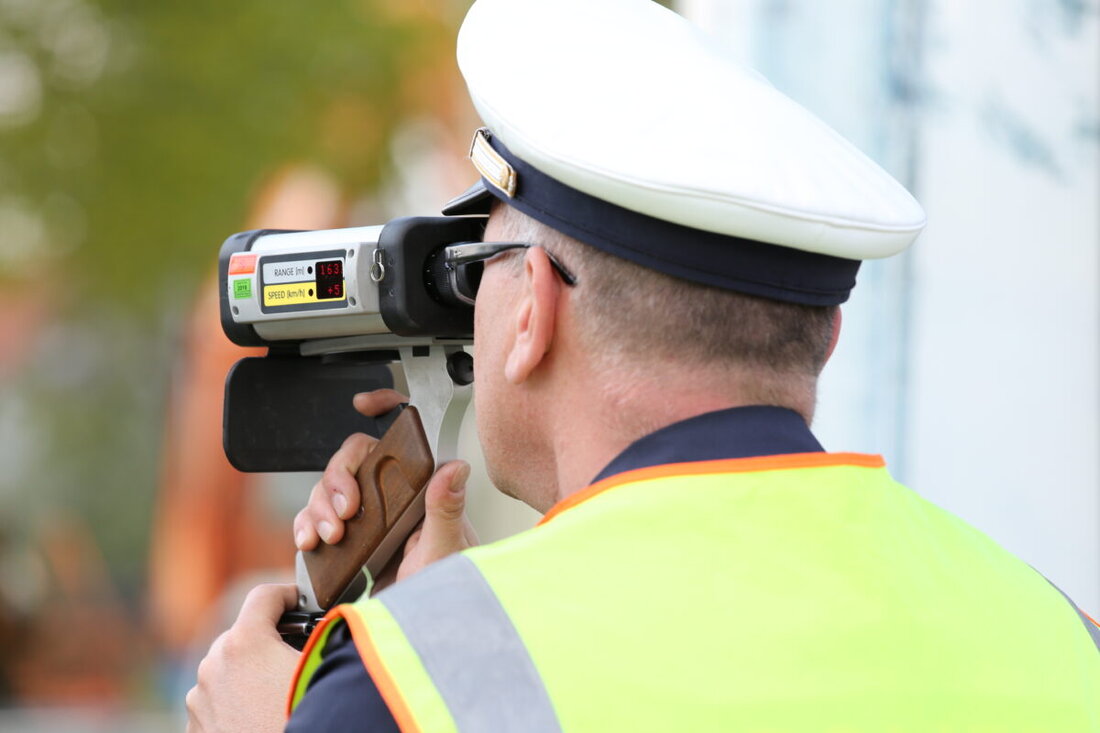 Oberpfalz. Beim 24 Stunden Blitzmarathon wurden 21.000 Fahrzeuge gemessen, 393 Verstöße und 204 Kontrollen registriert. Tempounfälle kosteten im vergangenen Jahr 19 Menschen das Leben; auf der B16 wurde ein Fahrer mit 181 km/h gemessen.