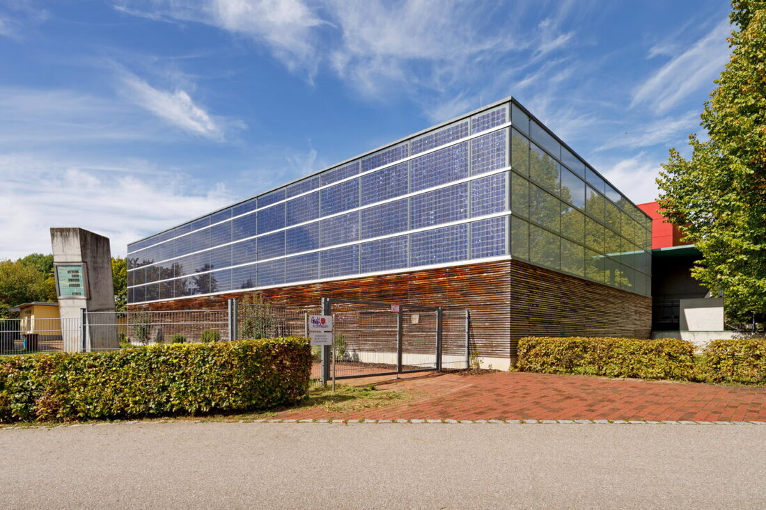 Regensburg. Seit 2004 erzeugt die 120 m² große Solarfassade der Sporthalle Burgweinting Strom und bringt blendfreies Tageslicht in die Halle. Sie liefert jährlich 5.500 bis 7.000 kWh und gilt als Vorzeigeprojekt.