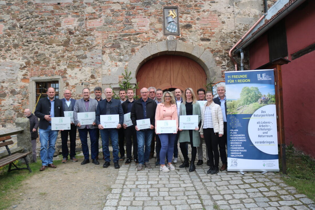 Burgtreswitz. Am 17. Mai 2025 wurden auf Schloss Burgtreswitz Förderschilder für 24 Kleinprojekte im Rahmen des Regionalbudgets 2024 und 2025 übergeben, um das Naturparkland lebenswerter zu gestalten.