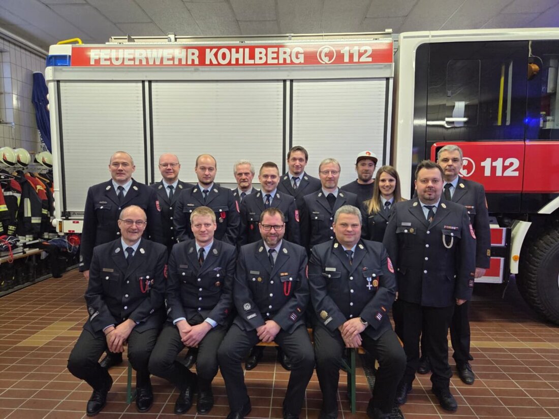 Kohlberg. Die Feuerwehr hielt ihre Generalversammlung mit Neuwahlen und Ehrungen ab; der Verein zählt 160 Mitglieder, 48 Aktive. Aufnahme ab Geburt ist nun möglich, zudem gab es Abschiede und Pläne für 2026.