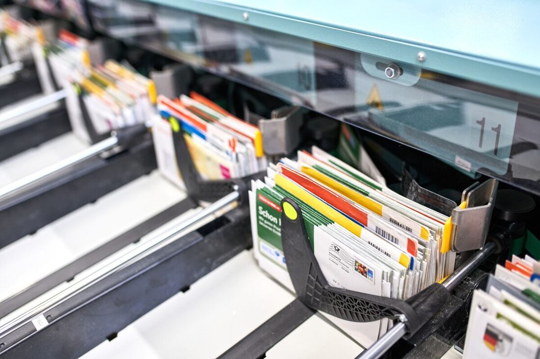 Weiden. Während er seine Haftstrafe absaß, soll ein Dealer in den Justizvollzugsanstalten Landshut und Hof weiter mit Drogen gehandelt haben - mit Hilfe seiner Ehefrau. Sie soll ihm per Post "Spice-Papier" ins Gefängnis geschickt haben.