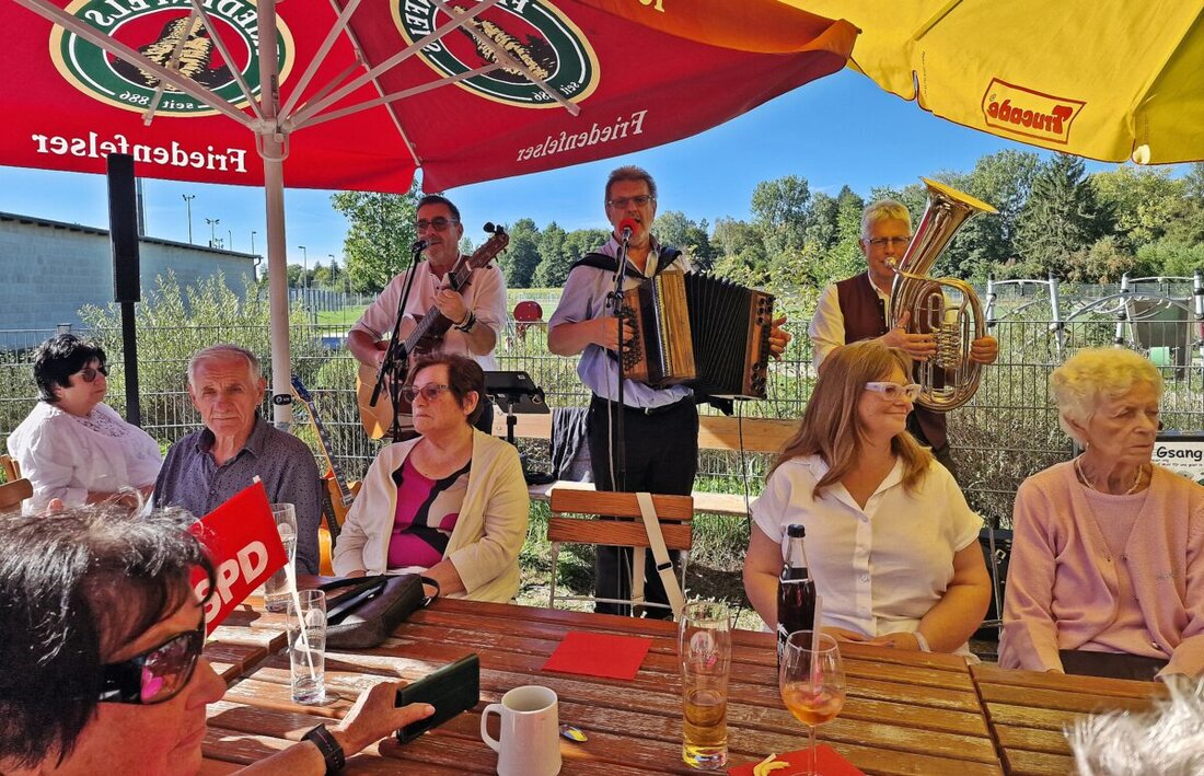 Weiden. Bei spätsommerlichem Sonnenschein feierte der SPD-Ortsverein WEN-Ost/Hammerweg ein gut besuchtes Terrassenfest mit schneidiger Musik, hausgemachtem Kuchen und Grillspezialitäten für Jung und Alt.