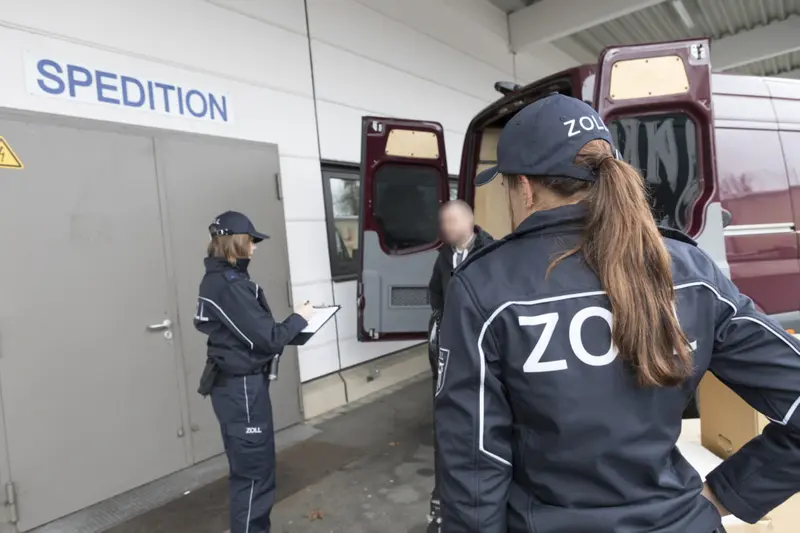 Schwarzarbeit bei Kurierdienst: Unternehmer zu 12.000 Euro Geldstrafe verurteilt