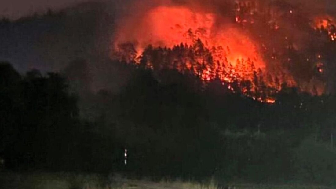 Freudenberg. Der Brand am Johannisberg ist gelöscht: Kreisbrandrat Christof Strobl meldete am Sonntag um 18 Uhr Feuer aus, Nachlöscharbeiten laufen. Rund 300 Einsatzkräfte waren im Einsatz, die AS 29 öffnet ab Mittwoch wieder.