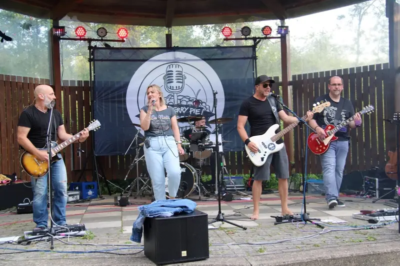 „Dry Cherry Pie“ rocken die Freizeitanlage