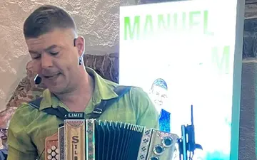 Alleinunterhalter Manuel Rahm sorgt am Vatertag in Bärnau für Stimmung