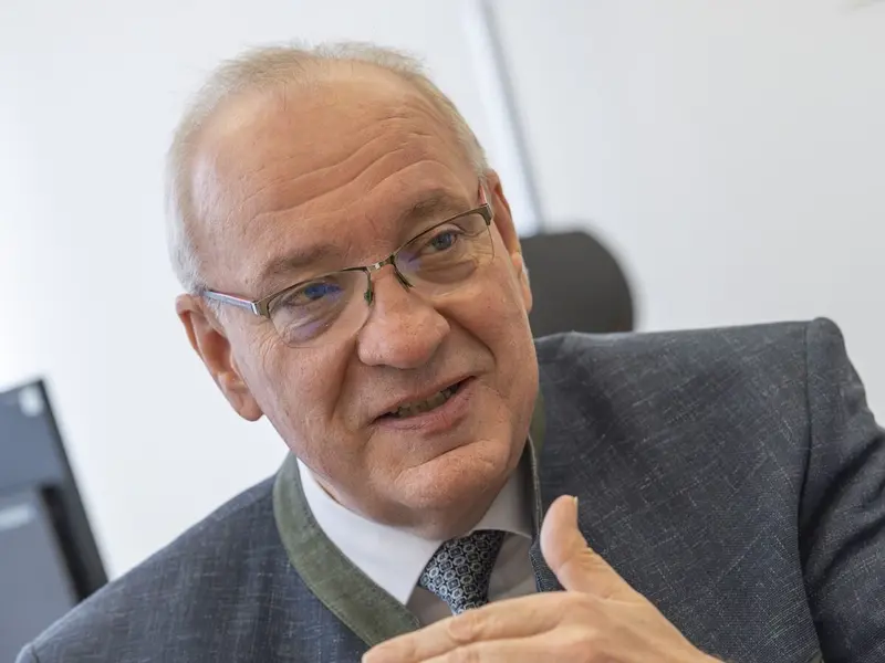 Bezirkshaushalt 2026 knackt Milliarde, Umlage sinkt