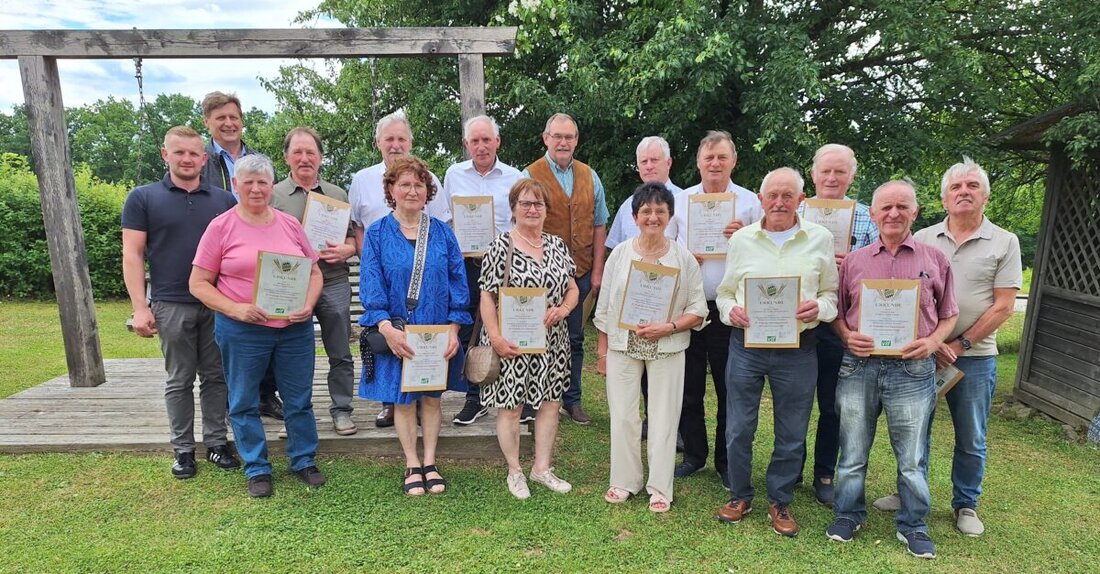 Harlesberg. Der vlf Weiden hat auf dem Scheidlerhof langjährige Mitglieder geehrt: 20 Absolventinnen und Absolventen des Abschlussjahrgangs 1976 wurden für 50 Jahre Treue ausgezeichnet. Es war eine Feier der Verbundenheit.