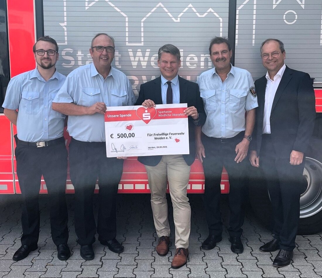 Weiden. Die Sparkasse Nördliche Oberpfalz spendet 500 Euro an die Freiwillige Feuerwehr Weiden. Möglich wurde die Unterstützung durch die Herzaktion beim Bürgerfest und Mittel aus dem PS-Sparen und Gewinnen.