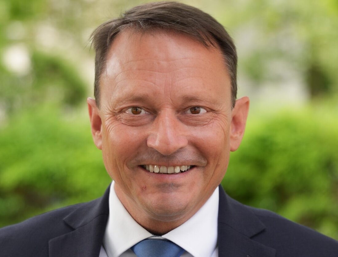 Amberg. Zum 1. Mai 2026 übernimmt Jens Meyer als stellvertretender Leiter die Kriminalpolizei Amberg und führt den Sachbereich Einsatz. Der 55-jährige frühere Oberbürgermeister von Weiden folgt auf Reiner Wiedenbauer.