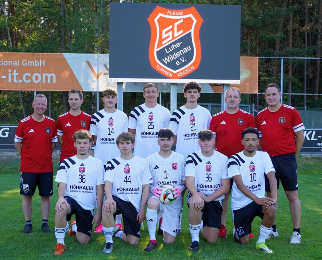 Nach einer hochemotionalen Saison, die von einem starken Landesliga-Ergebnis und einem dramatischen Last-Minute-Klassenerhalt der Reserve geprägt war, geht der SC Luhe-Wildenau einen konsequenten neuen Weg. Mit elf Neuzugängen formen die Verantwortlichen zwei extrem junge Herrenteams, für die die anstehenden Härtetests gegen zwei Bayernligisten sofort als erster echter Gradmesser dienen.