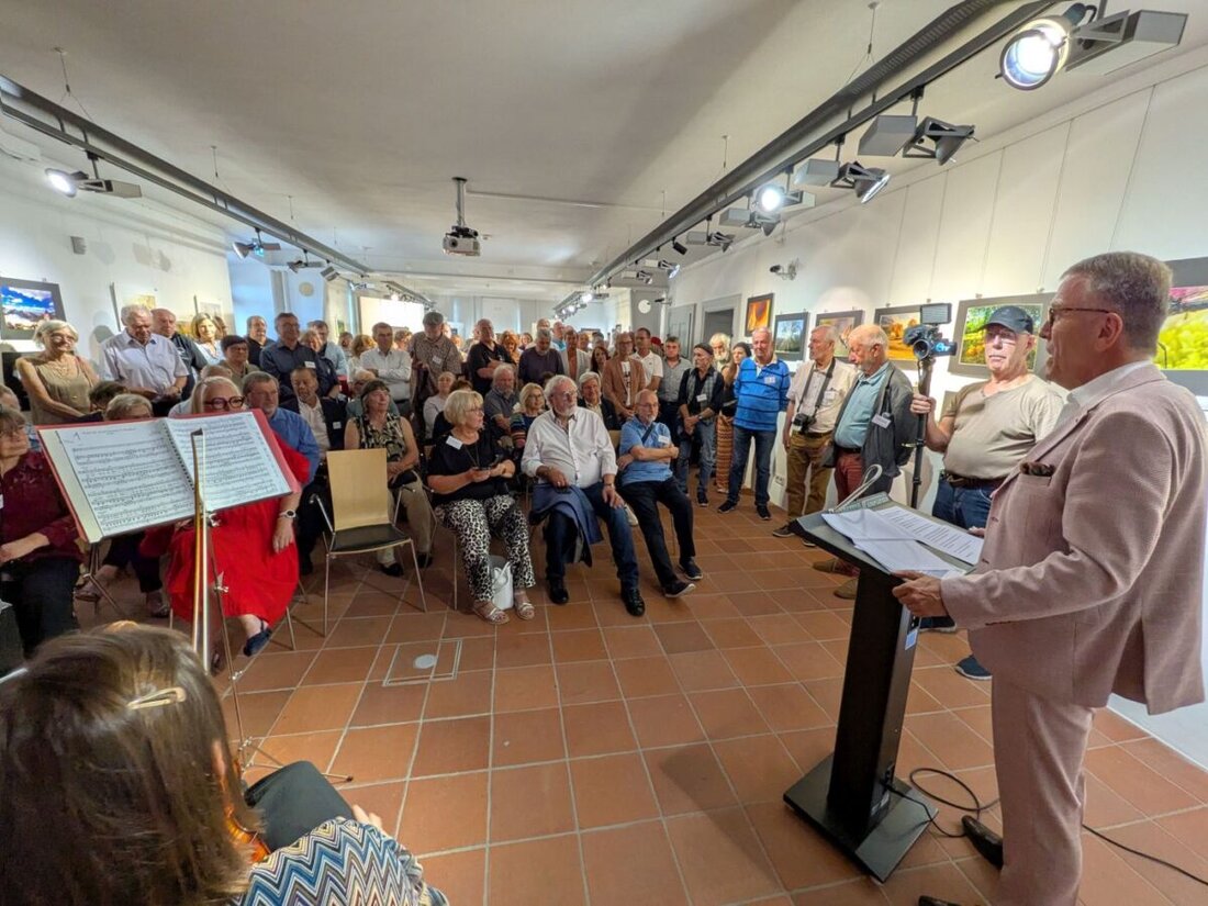 Tirschenreuth. Bürgermeister Franz Stahl eröffnete eine Sonderausstellung zu 70 Jahren Fotofreunde Tirschenreuth mit über 140 Fotos, die bis zum 5. Oktober 2025 besucht werden kann. Die Ausstellung zeichnet sich durch emotionale Tiefe und ein umfangreiches Begleitprogramm aus.