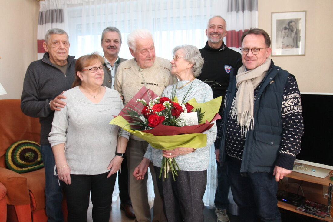 Vohenstrauß. Michael und Annemarie Hummer feiern ihre 70-jährige Ehe im Kreis der Familie und erinnern sich an ihre Kennenlerngeschichte seit 1954. Dekan Alexander Hösl und Bürgermeister Andreas Wutzlhofer gratulieren dem Jubelpaar.