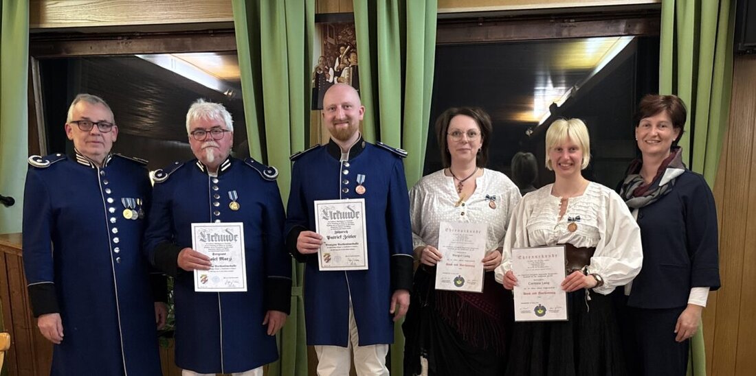 Neustadt/WN. Die Bürgerwehr hat verdiente Mitglieder geehrt. Der scheidende Vorsitzende Helmut Fukerider und die zweite Bürgermeisterin Tanja Kippes zeichneten langjährige Aktive aus, darunter Josef Marzi, Corinna und Margot Lang.