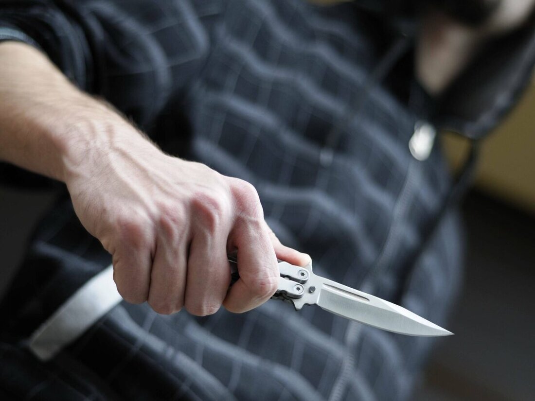Teublitz. In einer Obdachlosenunterkunft bedrohte ein 28-jähriger Mann zwei Bewohner mit einem Küchenmesser. Die Polizei konnte ihn sichern. Er verletzte sich, wurde ins Krankenhaus gebracht und in eine Psychiatrie verlegt.