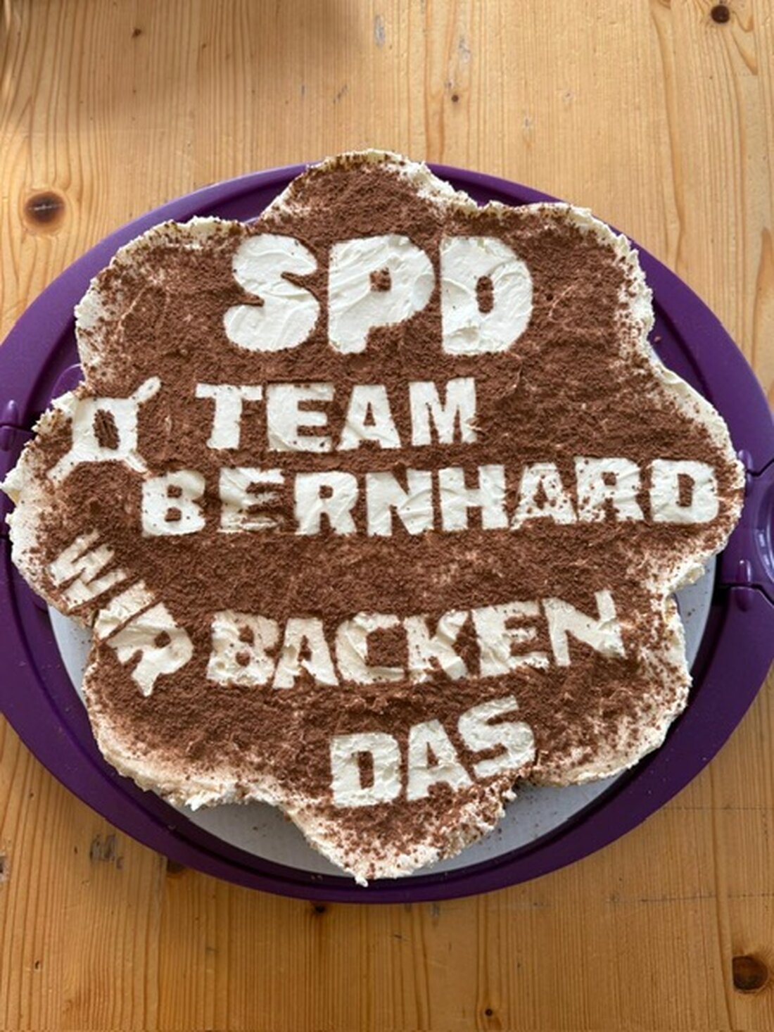 Pressath. Beim traditionellen Kaffeekränzchen sorgte eine Torte mit dem Motto SPD Team Bernhard für Charme. Volles Haus, knapper Kuchen, und gemeinsam mit AWO und SPD ging eine Spende an Generation Hand in Hand.