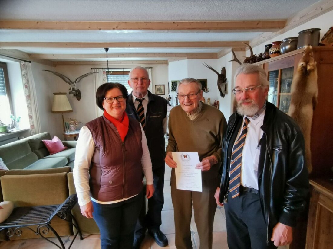 Eslarn. Otto Wildenauer wurde für seine 75-jährige Mitgliedschaft in der Kolpingsfamilie mit einer Urkunde und einer goldenen Treuenadel geehrt. Er ist somit fast so lange Mitglied wie Johann Voit, der 78 Jahre dabei ist.