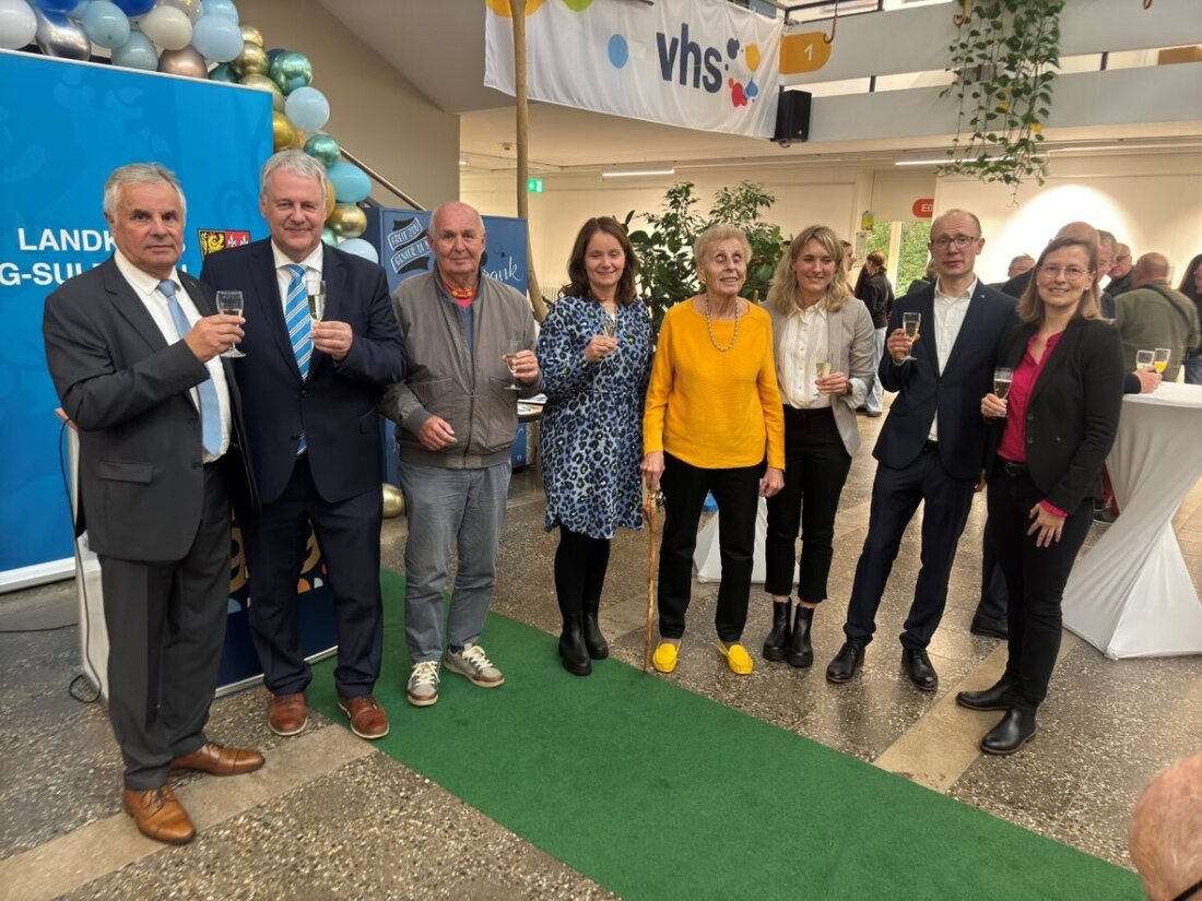 Amberg-Sulzbach. Die Volkshochschule Amberg-Sulzbach feierte ihr 75-jähriges Bestehen mit einem Festakt und der "Langen Nacht der VHS". Landrat Richard Reisinger lobte die VHS als wichtige Bildungseinrichtung.