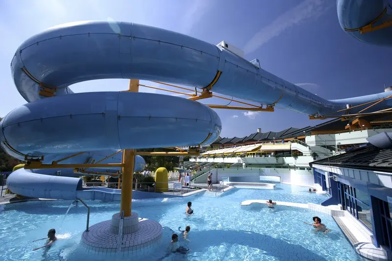 Sicher ins Wasser: Was Eltern und Schwimmer beachten sollten