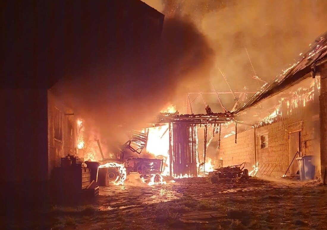 Grünau/Luhe-Wildenau. “Wir sind fassungslos”, kommentiert die Feuerwehr Oberwildenau: Es ist keine 24 Stunden her, da brennen in Schirmitz Strohballen lichterloh und in Rothenstadt eine Scheune komplett aus. In der Nacht [&hellip;]