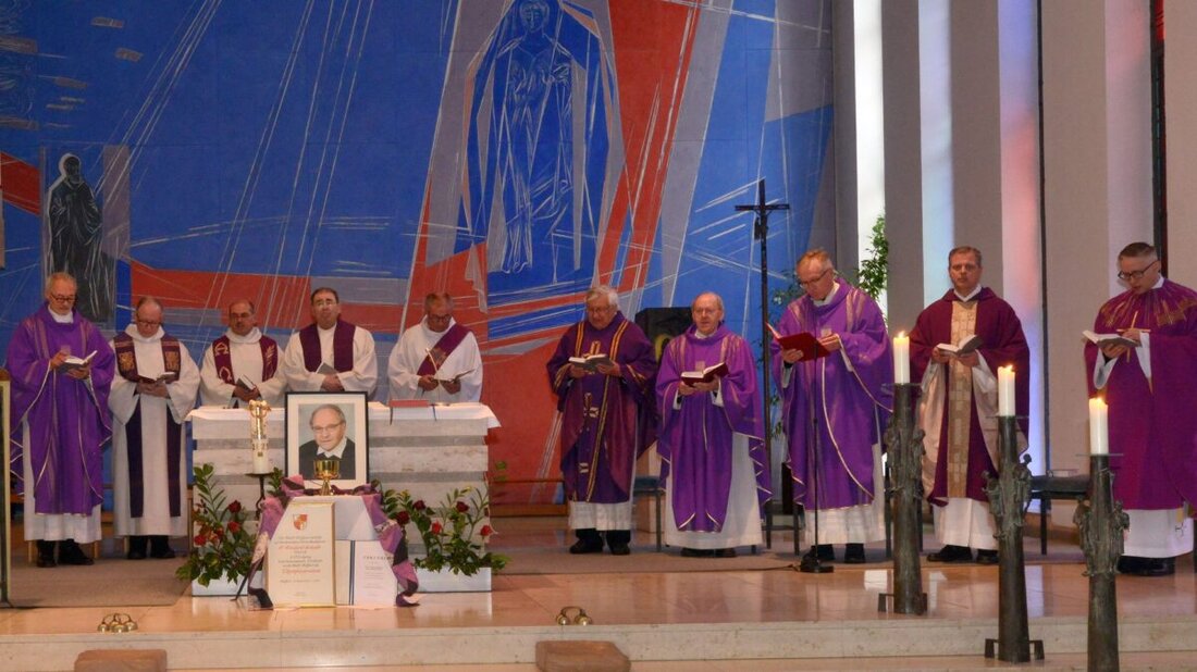 Pleystein. Pater Reinhold Schmitt, langjähriger Seelsorger in Haßfurt und seit 2008 auf dem Kreuzberg, ist am 22. Januar 2026 gestorben. Stadt und Gläubige nehmen Abschied mit Gottesdienst und Reden, die sein Lebenswerk würdigen.