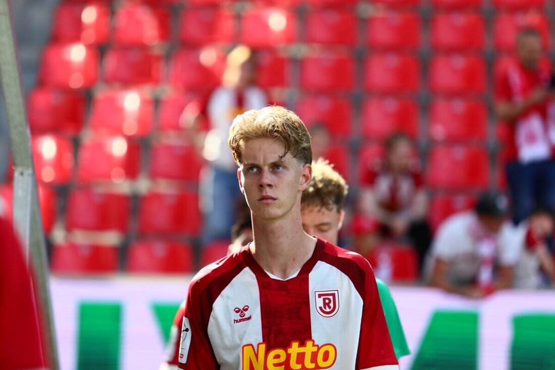 Regensburg. Bitterer Nachmittag für den SSV Jahn Regensburg: Trotz langer Überzahl und einer 1:0-Führung verliert die Mannschaft von Sascha Hildmann gegen den MSV Duisburg mit 1:2. Lucas Hermes bringt die Jahnelf vor 8.468 Zuschauern in Führung, doch die Gäste drehen die Partie innerhalb von zehn Minuten.