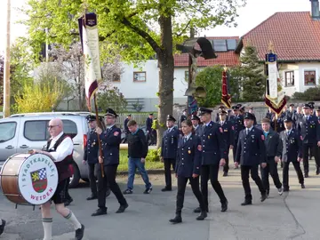 Florianstag vereint Feuerwehren in Döllnitz