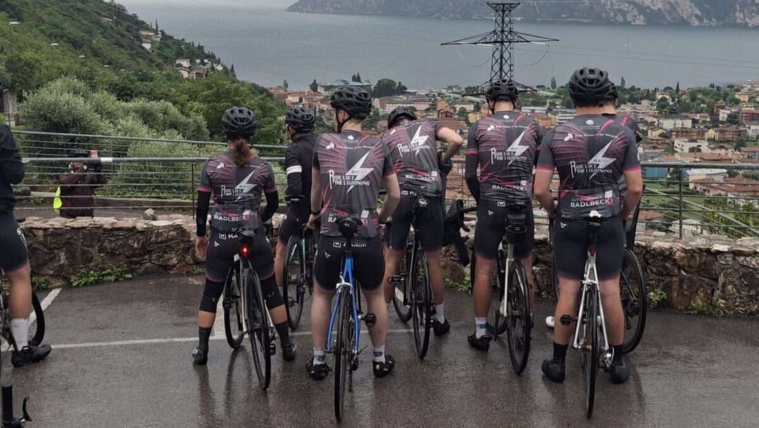 Weiden. Nach rund 700 Kilometern erreicht das Projekt Road2Riva der FOSBOS Weiden Riva del Garda – nass, erschöpft, aber glücklich. Die letzten Etappen über 94 und 96 Kilometer führten trotz Starkregen unfallfrei ins Ziel.