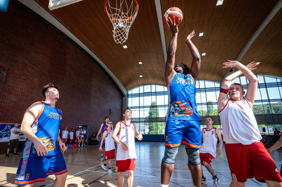 Amberg. Mit Silber im Gepäck kehrte das Basketball-Team des Freizeitclubs der Lebenshilfe Amberg-Sulzbach von den Special Olympics Nationalen Spielen im Saarland 2026 zurück. Vom 15. bis 20. Juni glänzte das Team.