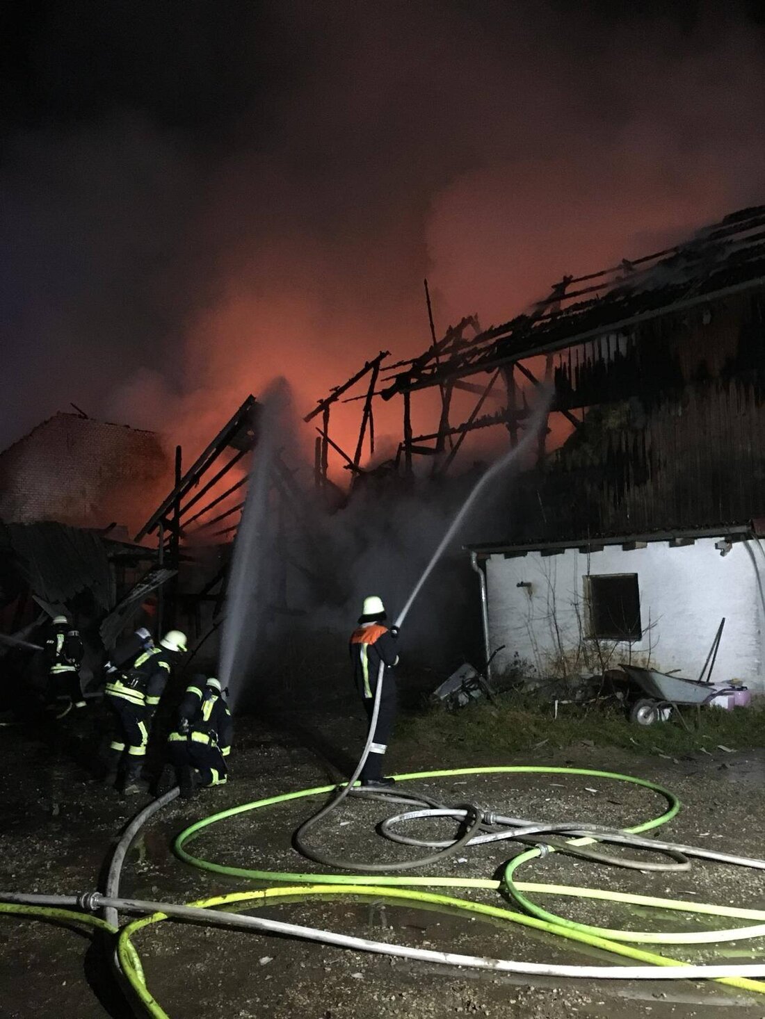 Luhe-Wildenau. In den Morgenstunden des Montag brannten in Unterwildenau zwei landwirtschaftliche Gebäude, darunter eine Stallung. Es entstand ein erheblicher Sachschaden. Gegen 04:30 Uhr entdeckten Anwohner das Feuer entdeckt und meldeten [&hellip;]