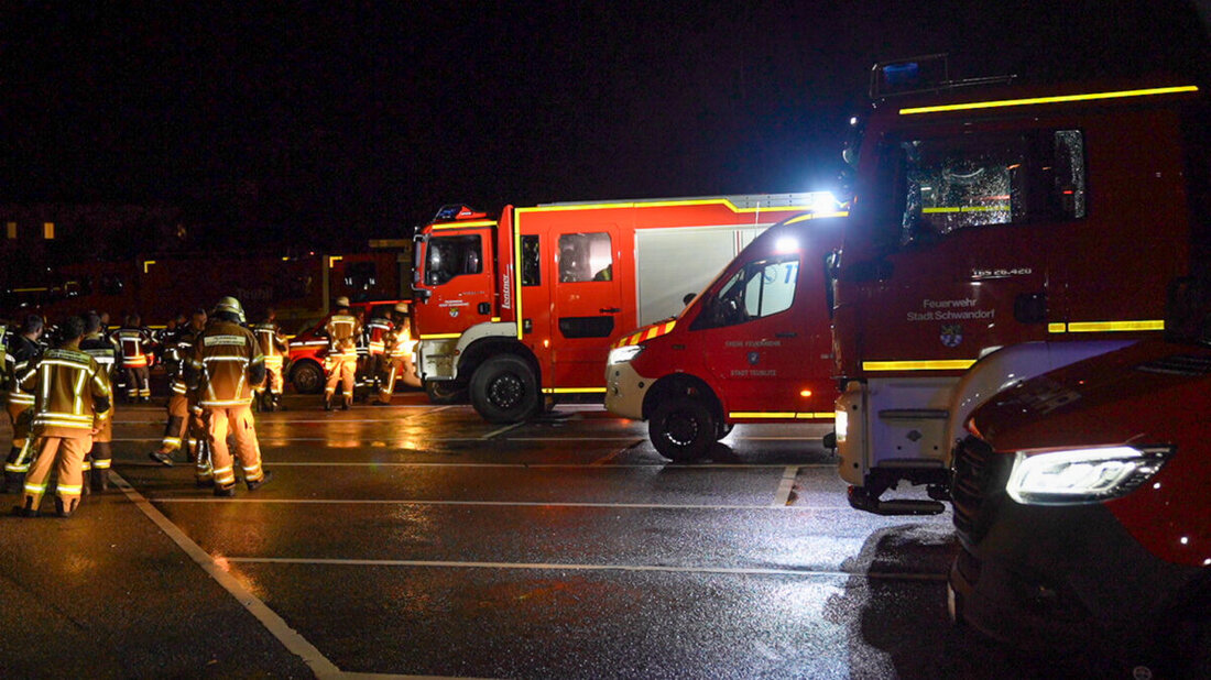 Schwandorf. Heftige Unwetter haben viele Einsätze ausgelöst. Die Örtliche Einsatzleitung koordiniert die Lage. Mehr als 400 Kräfte arbeiten an rund 300 Einsatzstellen. Autofahrer sollen Fahrten meiden, weil teils die Unterführungen gesperrt sind.