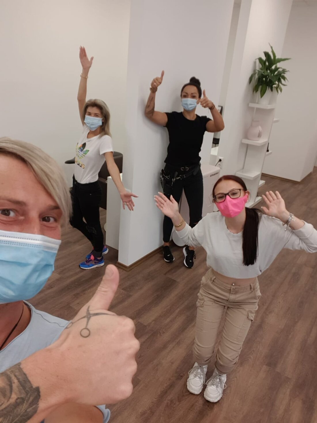 Pressath. Der Friseur- und Beautysalon Glanzhaft in Pressath bildet wieder eine Friseurin aus und freut sich über die Auszubildende Sarina Becker-König. “Schönheit, Haare, Make-up, Kleidung – das sind alles Themen, [&hellip;]