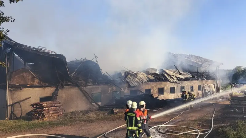 Großbrand in Vorbach: Stall mit Kälbern brennt nieder – Millionenschaden und verletzte Feuerwehrleute