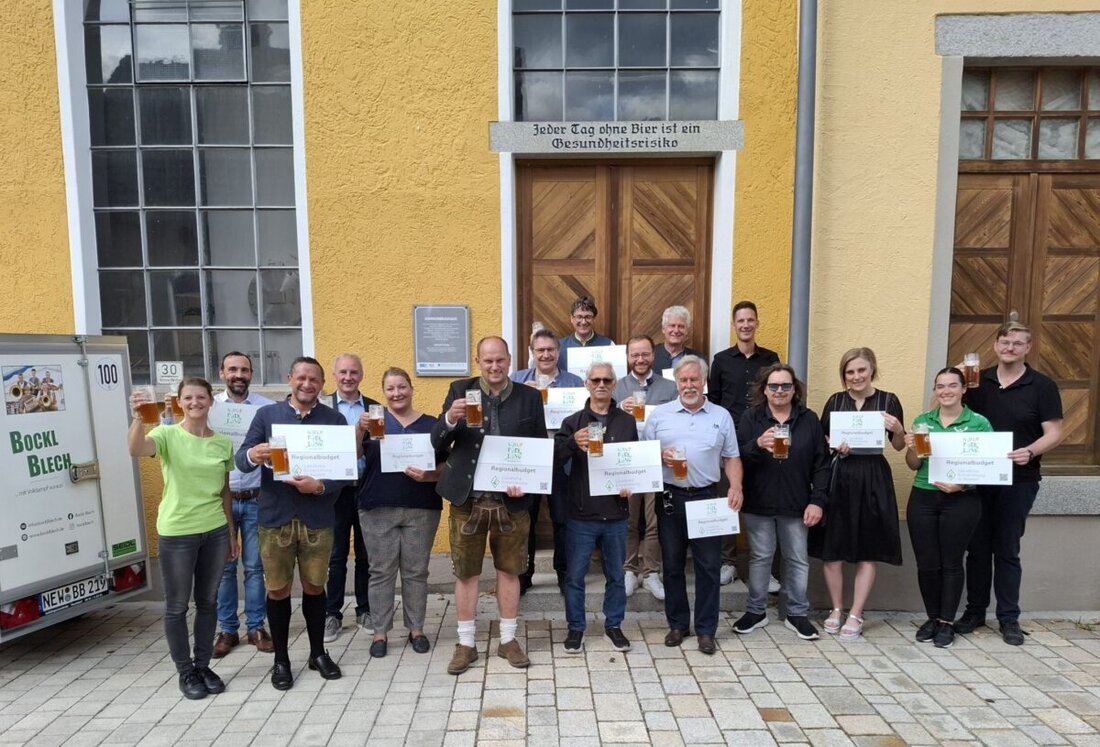 Eslarn. Beim Barthlmarkt hat die ILE Naturparkland Förderschilder für 17 Kleinprojekte an Kommunen und Vereine übergeben. Die Vorhaben stärken Tourismus, Infrastruktur, Ehrenamt sowie Natur- und Umweltschutz.